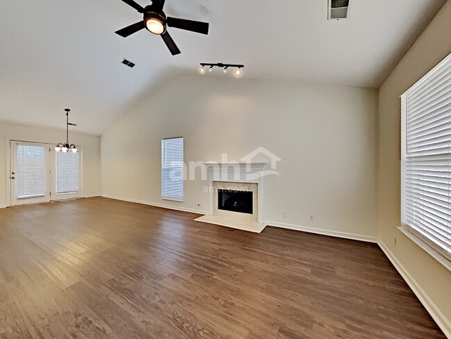 Building Photo - 916 Springs Hill Way