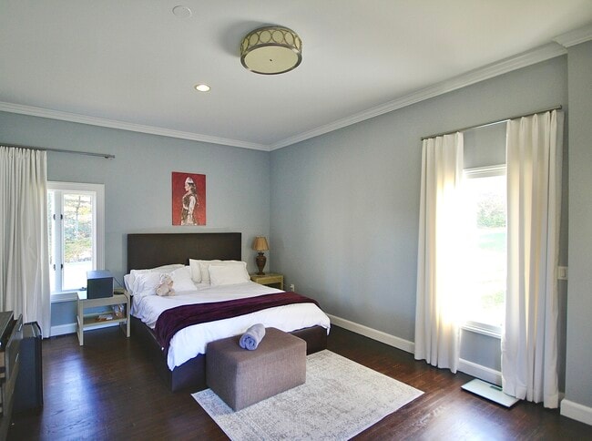 Building Photo - 106A Comstock Hill Ave