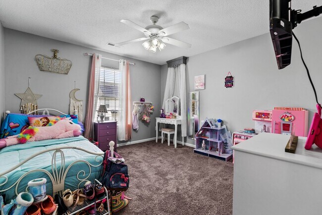 Building Photo - Luxurious 5-Bed, 2.5-Bath Home with Solar Panels in Newport News