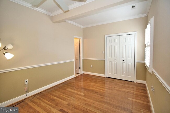 Building Photo - 5905 Lone Oak Dr