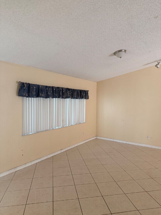 Building Photo - Pool Home For Rent.  3 Bedroom 2 Bathroom 2 Car Garage