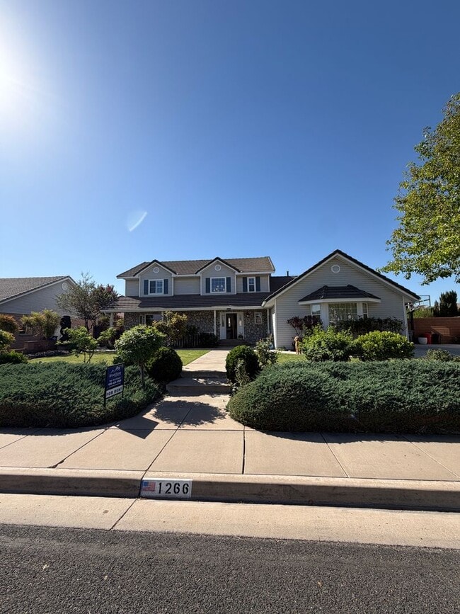 Building Photo - Beautiful 4 bedroom, 3 bathroom Home with a pool!!