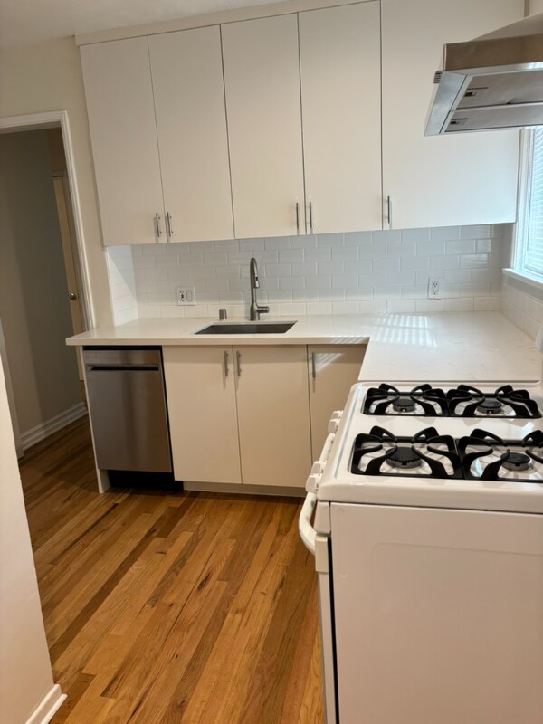 Building Photo - 534 N Niagara St