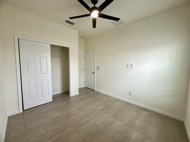 Building Photo - Huge Screened Lanai! Modern & Spacious 4 Bed 2 Bath