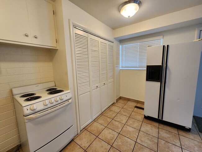 Building Photo - MetHigh (8Plex 2Bldg) ***