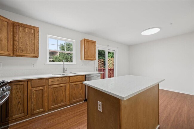 Building Photo - 442 Blossom Ln