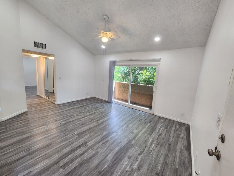Building Photo - 13043 Vanowen St