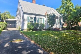 Building Photo - 1017 E Sharp Ave