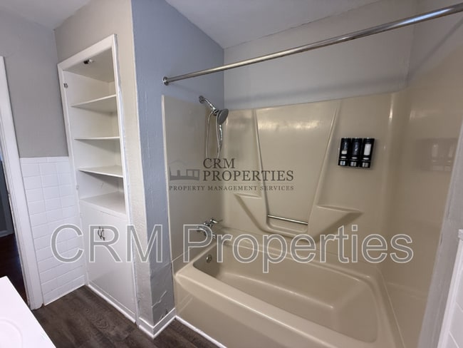 Building Photo - 513 James Dr