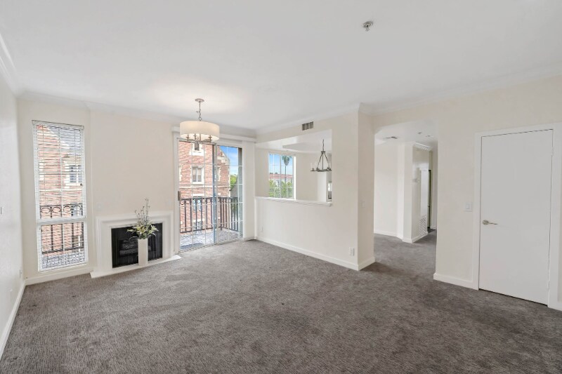 Building Photo - 585 N Rossmore Ave