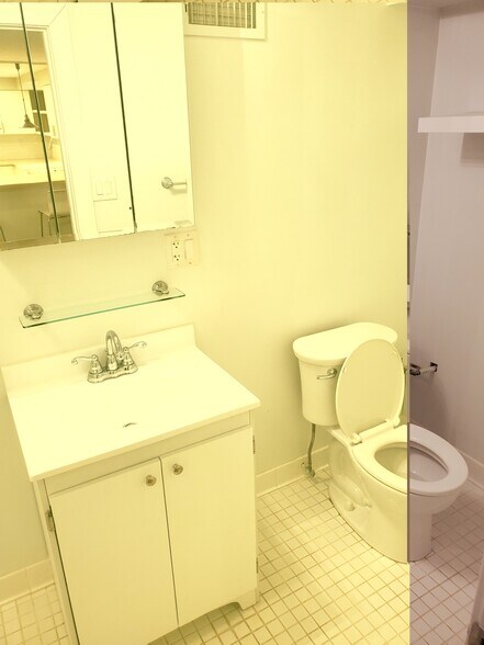 Building Photo - 1206 E 8th St