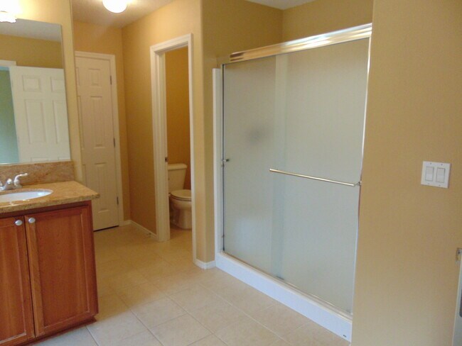 Building Photo - Beautiful 5 + bedroom home - In much desir...