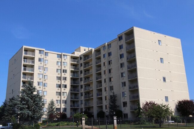 Building Photo - 1000 River Rd
