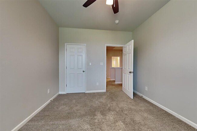 Building Photo - 6602 Albion Cresent Dr