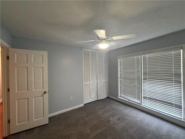 Building Photo - 3336 Camelot Dr NE