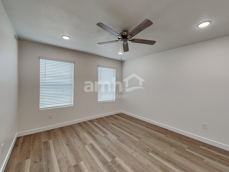 Building Photo - 1284 W Mahogany St