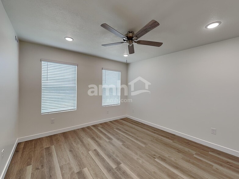 Building Photo - 1322 W Mahogany St
