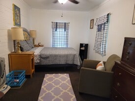 bedroom  queen linens furnished - 514 Branch St