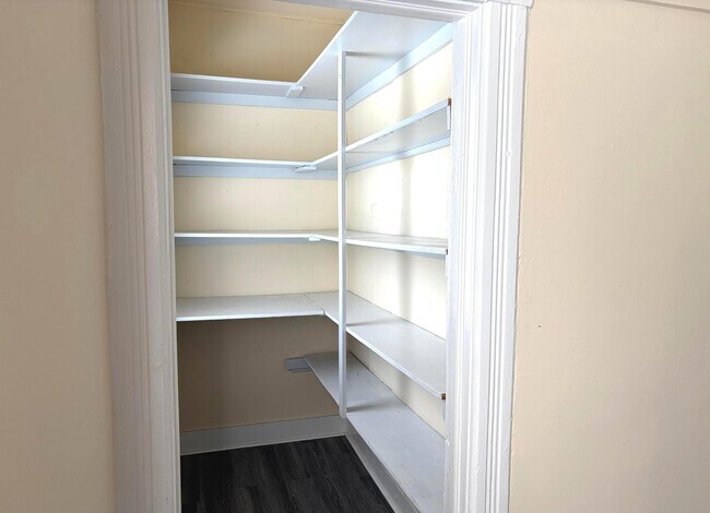 Building Photo - 137 Clifton St