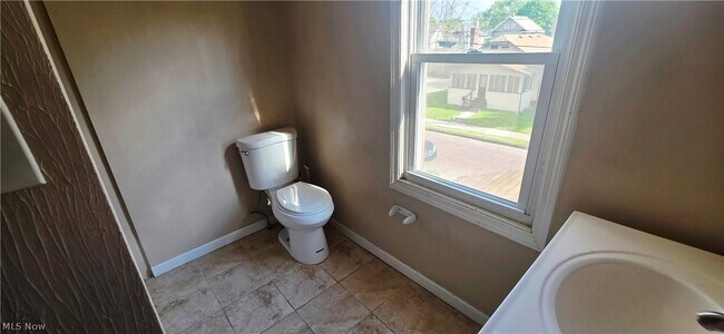 Building Photo - 147 Brighton Dr