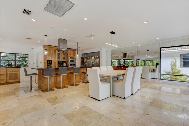 Building Photo - 8118 Los Pinos Blvd