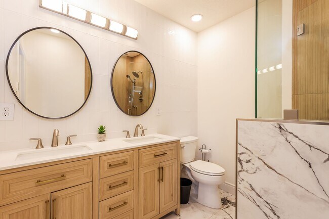 Building Photo - 6 Bed/6 Bathroom house in Riverton