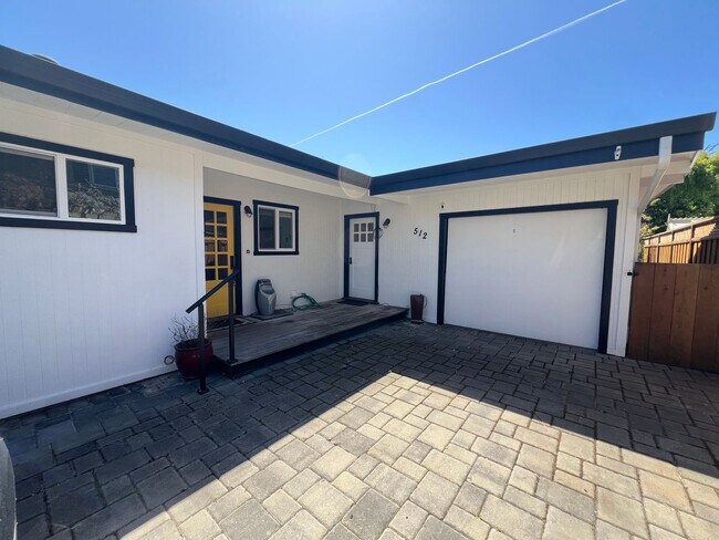 Building Photo - Charming 2BR/2BA Home Just Minutes from the Beach – Fully Landscaped, Spacious & Private