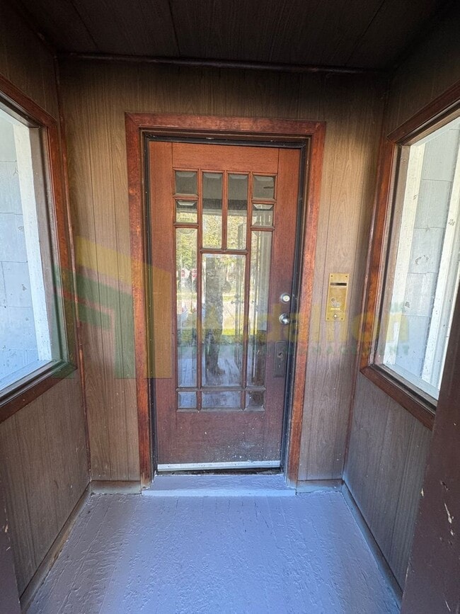 Building Photo - Updated Bungalow - 4Bed - Great location - near 114th & Michigan Ave