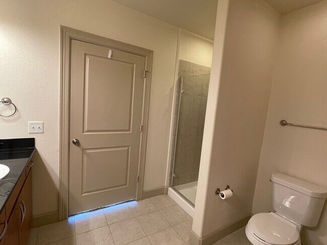 Building Photo - 2 Bedroom, 2 Bathroom Spacious Condo with Dining & Living Room within Heart of Buckhead