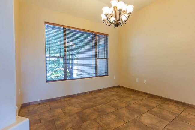 Building Photo - Beautiful Home in the Golf Course Area