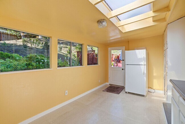 Building Photo - Lovely Monterey Single Family Home in the Mar Vista Neighborhood! (UNFURNISHED)