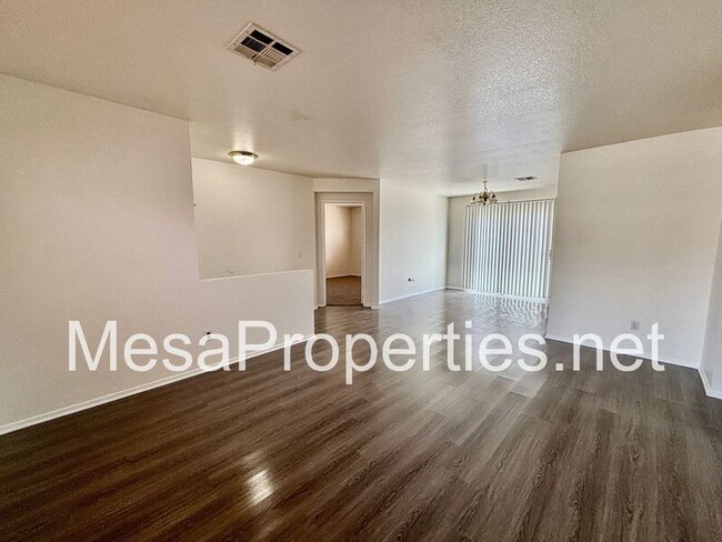 Building Photo - 15307 Ross Dr