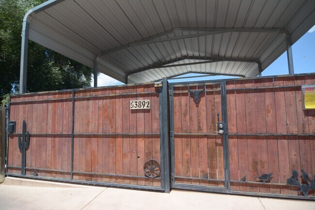Building Photo - Well Maintained 2 Bedroom 1 Bath Townhouse! East Tucson Location!
