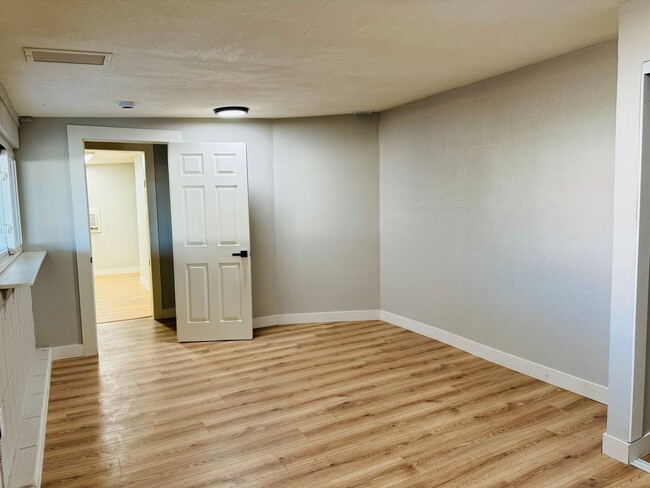 Building Photo - Spacious and Renovated 3-Bedroom 2-Bath Ho...