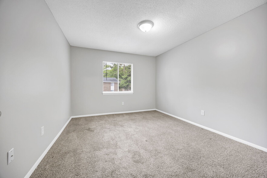 Building Photo - Landmark Woods Apartment Homes