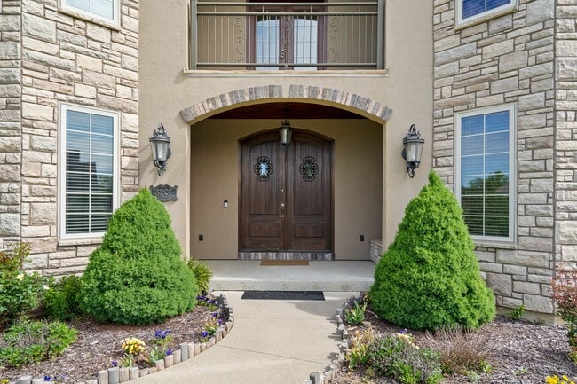 Building Photo - Large 5 Bedroom Home W/ Fenced yard