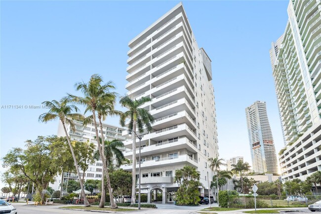 Building Photo - 1402 Brickell Bay Dr