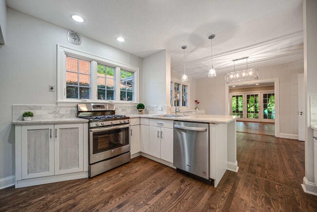 Building Photo - 662 Greenview Pl