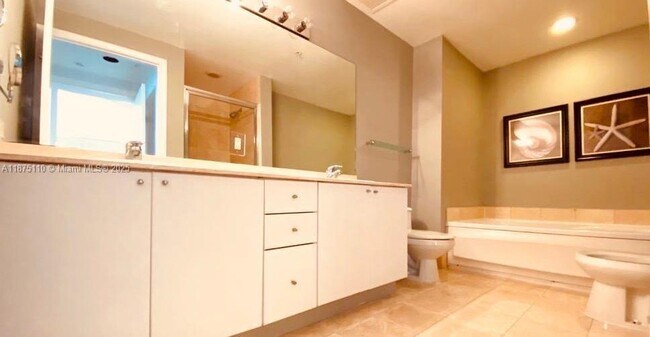 Building Photo - 17375 Collins Ave