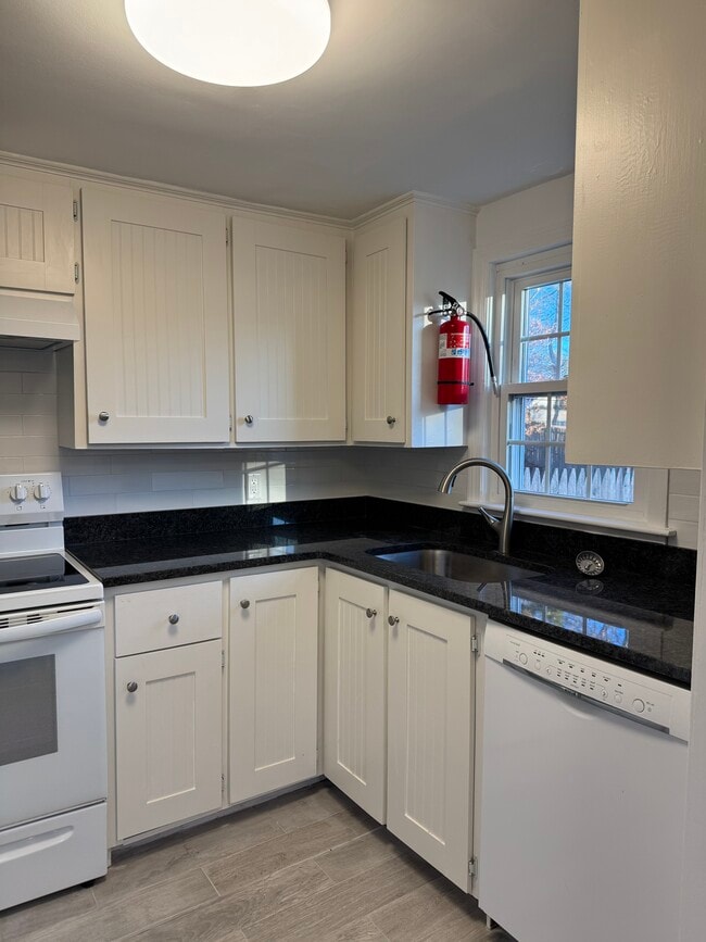 Building Photo - 14 Colonial Rd