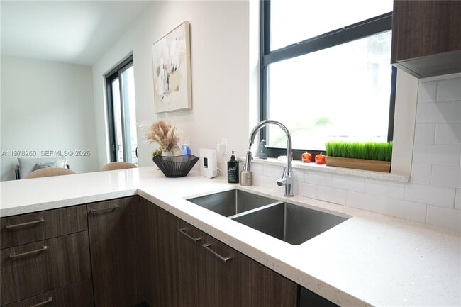 Building Photo - 211 SE 4th St