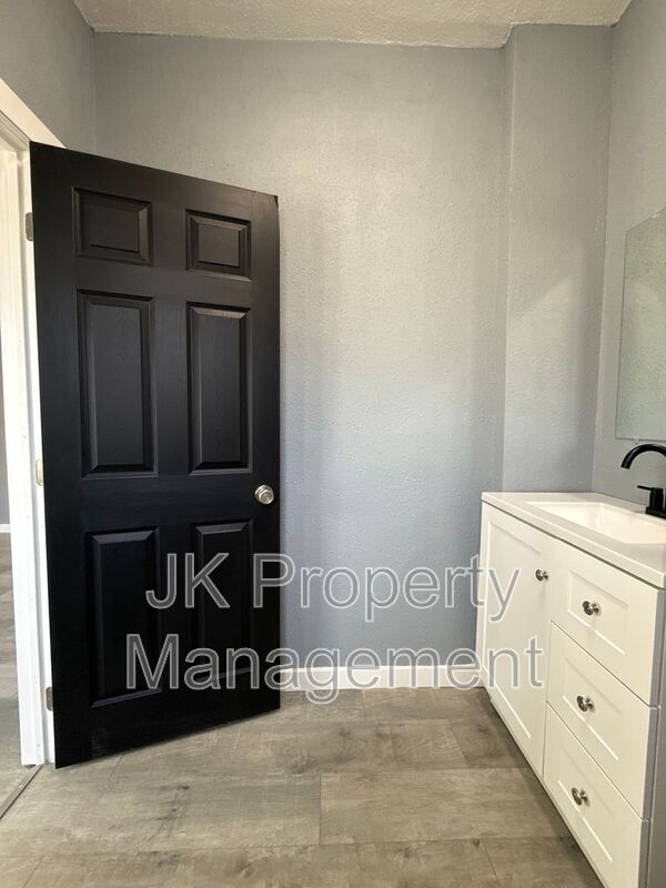 Building Photo - 1512 3rd Ave N