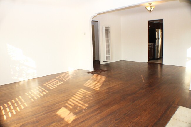 Building Photo - Charming 2BR/1BA House in OB W/ parking, W...