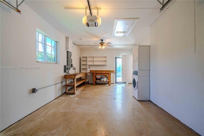 Building Photo - 10241 SW 99th Ave