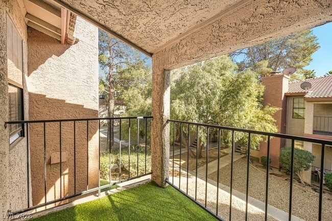 Building Photo - 5576 W Rochelle Ave.