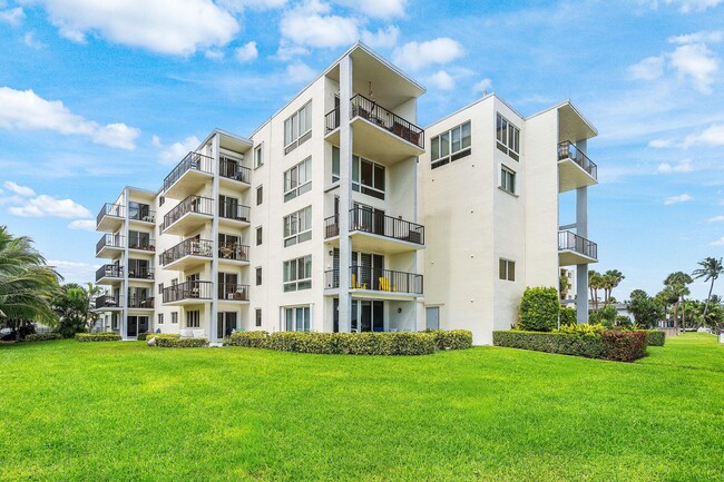 Building Photo - 1206 S Lake Dr