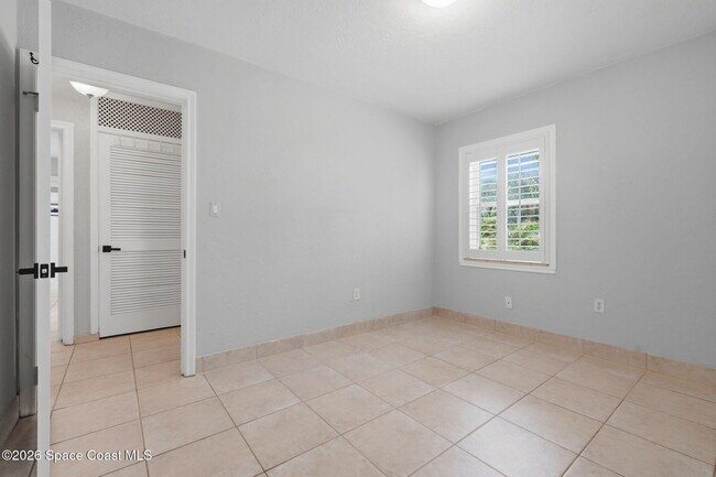 Building Photo - 394 Royal Palm Dr