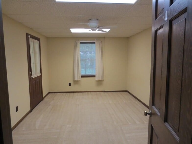 Building Photo - 220 Lantern Ridge Ct
