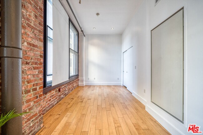 Building Photo - 460 S Spring St