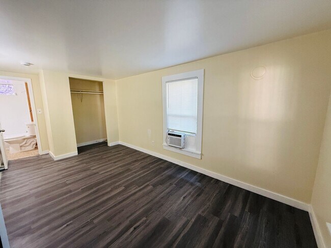 Building Photo - 320 21st Ave S